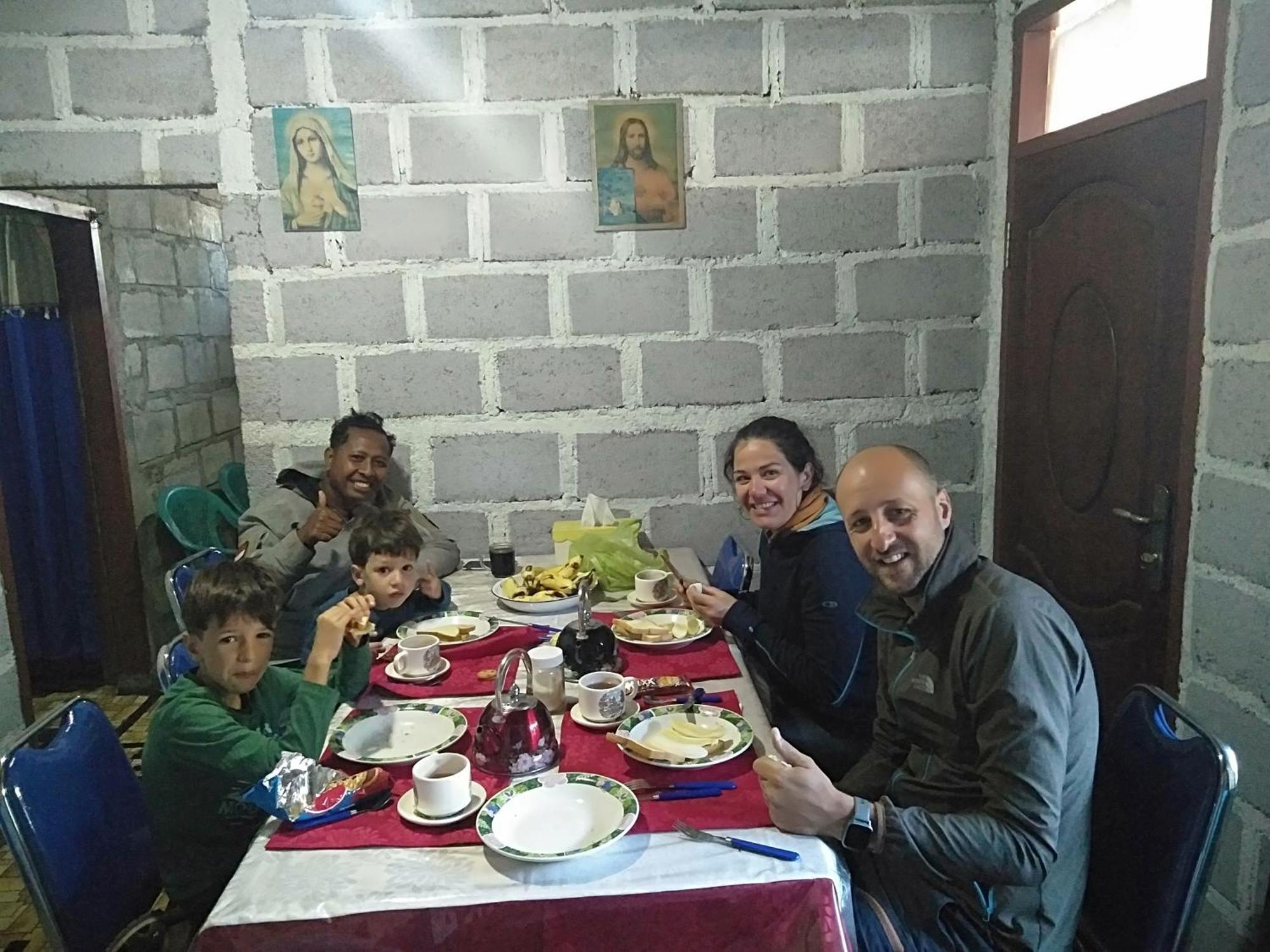 Arnolds Familly Homestay Bajawa Phòng bức ảnh